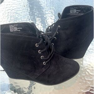 Black heeled, lace-up boots. Women’s size 7.5.